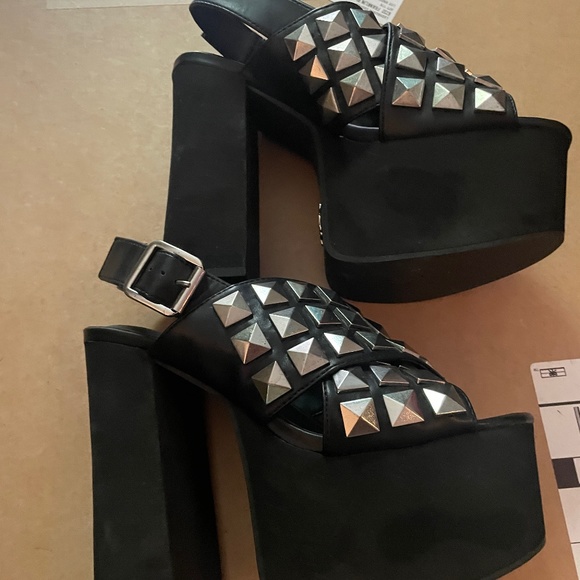 Charla Tedrick Platform - Picture 1 of 4